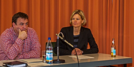 Hoch konzentriert: Ullrich Krost und Doris Maurer während der Auftaktveranstaltung von Fischbachtal kreativ. Foto: Bernd Scheider